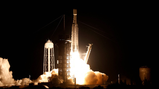 Pesawat luar angkasa robot X-37B milik militer A.S. lepas landas dalam misi ketujuh ke orbit, peluncuran pertama di atas roket SpaceX Falcon Heavy yang mampu melayang jauh lebih tinggi dari sebelumnya Kennedy Space Center di Cape Canaveral, Florida.  Foto: REUTERS/Joe Skipper