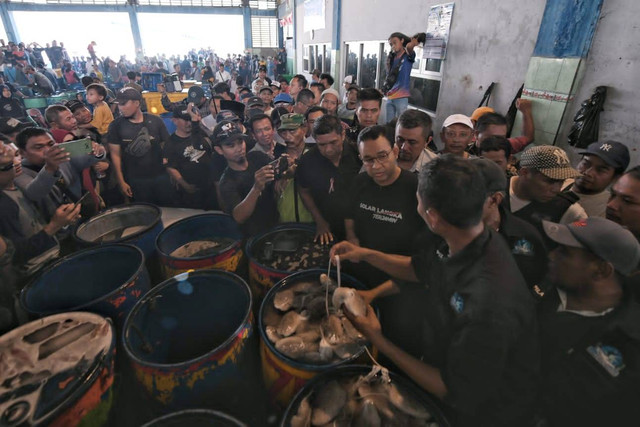 Capres nomor urut 1 Anies Baswedan berdialog dengan nelayan saat mengunjungi Tempat Pelelangan Ikan Bronjong, Lamongan, Jumat (29/12/2023). Foto: Dok. Istimewa