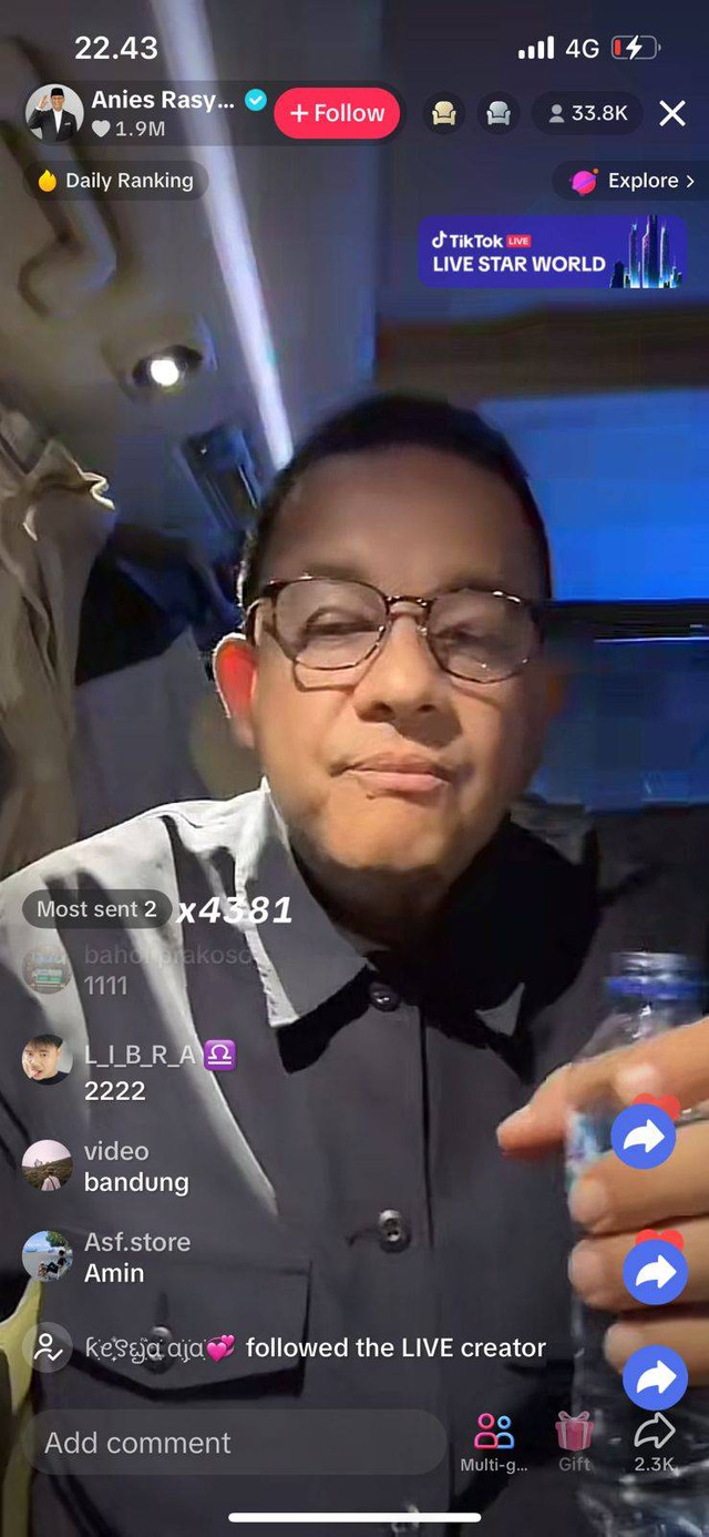 Capres nomor urut 1 Anies Baswedan melakukan siara langsung di aplikasi Tik Tok saat perjalanan Situbondo-Gresik, Kamis (28/12/2023). Foto: TikTok/Anies Baswedan 