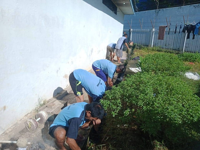 Cegah Demam Berdarah, WBP Rutan Barabai Gotong Royong Bersihkan Lingkungan