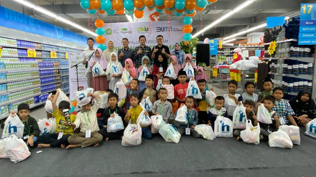 Belanjakan Yatim, Meriahkan Akhir Tahun Bersama PT. Pegadaian dan IZI Riau