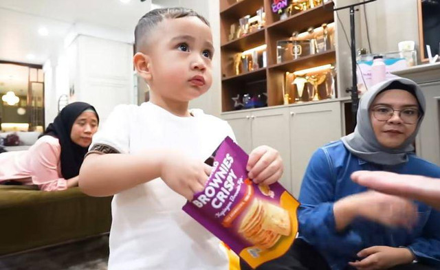 Cipung makan camilan Brownies Crispy Keju Lemonilo. Foto: Dok. Istimewa