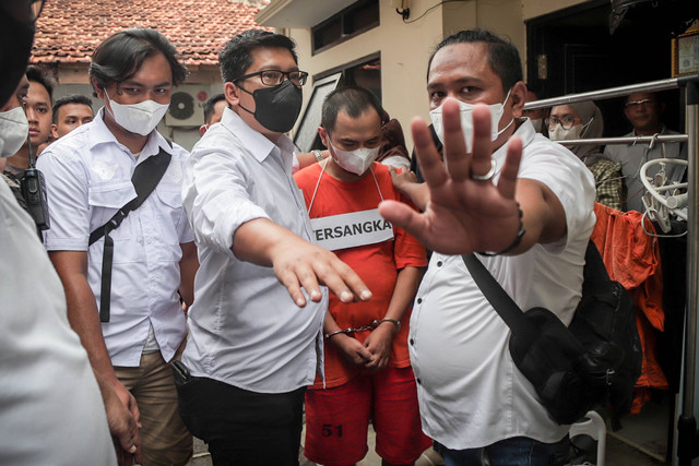 Tersangka kasus pembunuhan empat orang anak, Panca Darmansyah, dihadirkan dalam rekonstruksi di Jagakarsa, Jakarta Selatan, Jumat (29/12/2023). Foto: Jamal Ramadhan/kumparan
