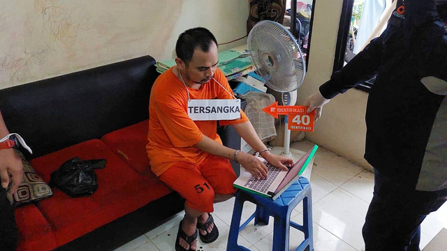 Tersangka kasus pembunuhan empat orang anak, Panca Darmansyah, melakukan adegan dalam rekonstruksi di Jagakarsa, Jakarta Selatan, Jumat (29/12/2023). Foto: Thomas Bosco/kumparan