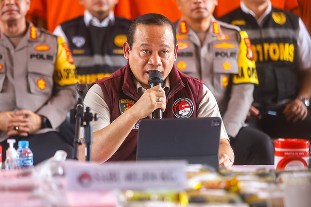 Kasatgas Penanggulangan Penyalahgunaan dan Peredaran Gelap Narkoba, Irjen Pol Asep Edi Suheri menunjukkan barang bukti hasil tangkapan narkotika di Bareskrim Polri, Jakarta, Jumat (29/12/2023). Foto: Iqbal Firdaus/kumparan