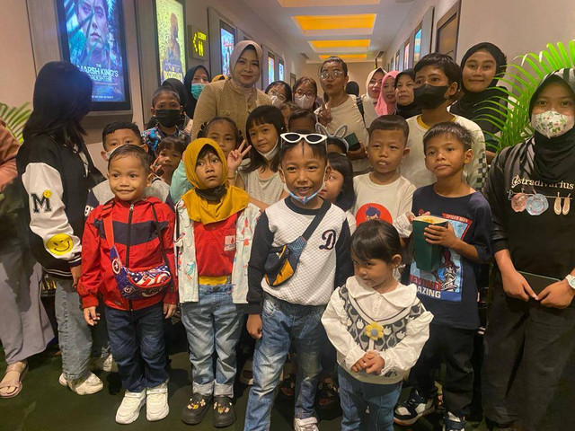 Ketua TP PKK Kalbar, Windy Prihastari Harisson ajak anak-anak penyandang Thalassemia nonton bareng Aquaman. Foto: Yulia Ramadhiyanti/Hi!Pontianak