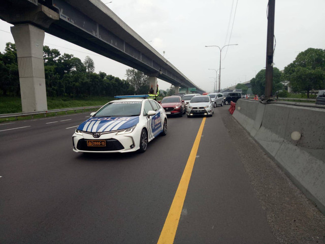 Contraflow KM 47 s.d KM 65 Arah Cikampek Jalan Tol Jakarta-Cikampek dibuka untuk mengantisipasi kenaikan volumen kendaraan. Foto: Jasa Marga