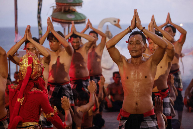 Sejumlah penari dan aktor tampil di teater tari Kecak "Titi Situbanda" di Pantai Melasti, Bali, 28 Desember 2023. Foto: David Gannon / AFP