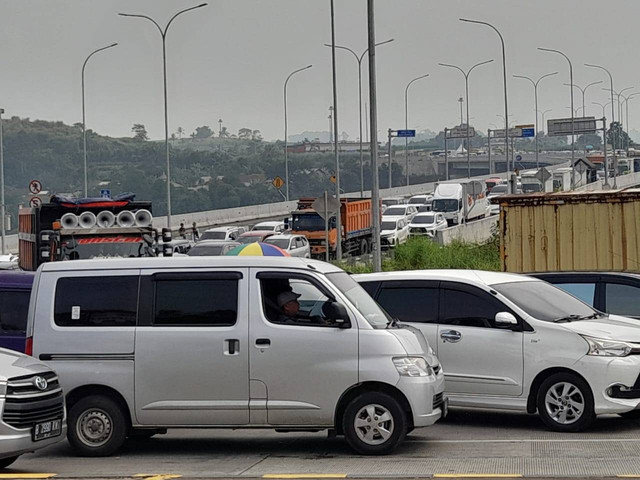 Kendaraan yang terjebak kemacetan dari exit tol Parungkuda menuju arah Sukabumi, Sabtu (30/12). Foto: Dok. kumparan