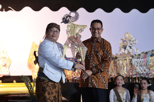 Capres nomor urut 1 Anies Baswedan menyerahkan wayang werkudoro kepada Dalang Ki KRT Purbo Sasongko dalam Pagelaran Wayang Kulit Bareng Bopo Anies Baswedan di Lapangan Siman, Ponorogo, Jawa Timur, Jumat (29/12/2023). Foto: Dok. Istimewa