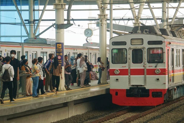 Calon penumpang menunggu KRL di Stasiun Manggarai, Jakarta pada Senin (26/12). Foto: Iqbal Firdaus/kumparan