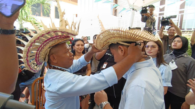 Cawapres nomor urut 02, Gibran Rakabuming Raka menemui para pelaku UMKM dan para pemuda di Escape Coffee, Labuan Bajo, NTT, Sabtu (30/12). Foto: Zamachsyari/kumparan