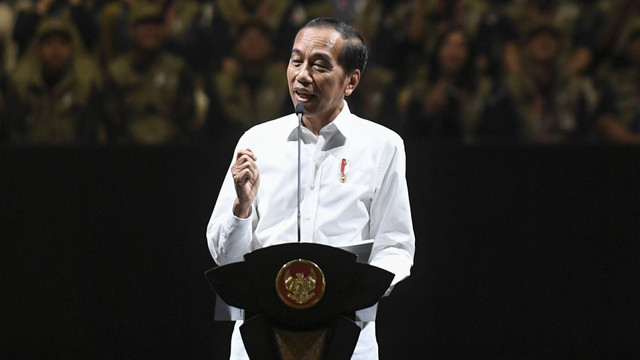 Presiden Joko Widodo memberikan arahan pada rapat konsolidasi nasional kesiapan Pemilu 2024 di Istora Senayan, Jakarta, Sabtu (30/12/2023). Foto: ANTARA FOTO/Hafidz Mubarak A