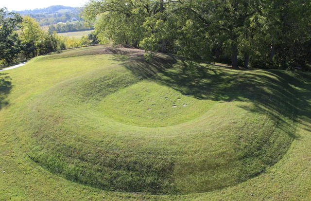 Gundukan ular Serpent Mount yang misterius. Foto: Shutterstock