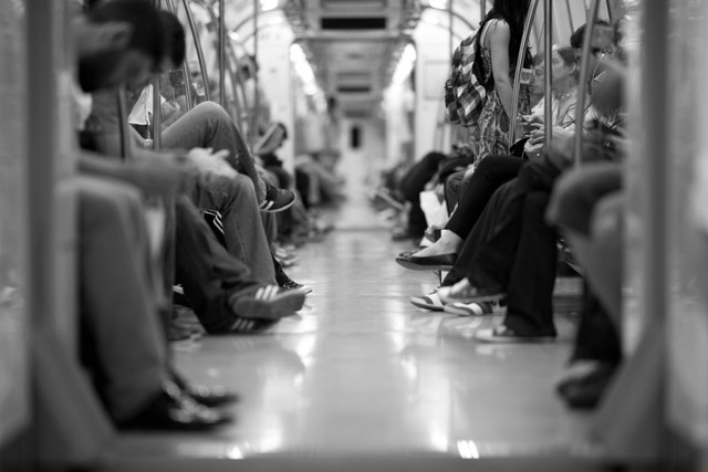 ilustrasi Meningkatkan kualitas sarana dan prasarana KRL ( sumber foto: freepik )