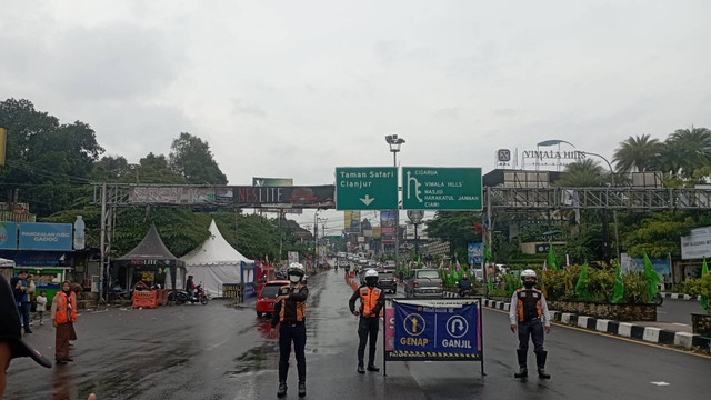 Polisi menerapkan rekayasa lalu lintas Ganjil-genap (Gage) pada libur tahun baru disimpang Gadog, Kabupaten Bogor, Sabtu (30/12/2023). Foto: kumparan