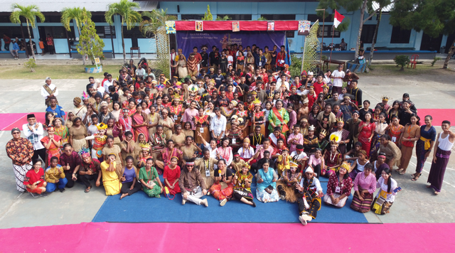 Para guru dan siswa/i sedang berfoto bersama usai menutup acara Festival Budaya Tahun 2023 yang berjalan lancar. Dok. Harry SS.