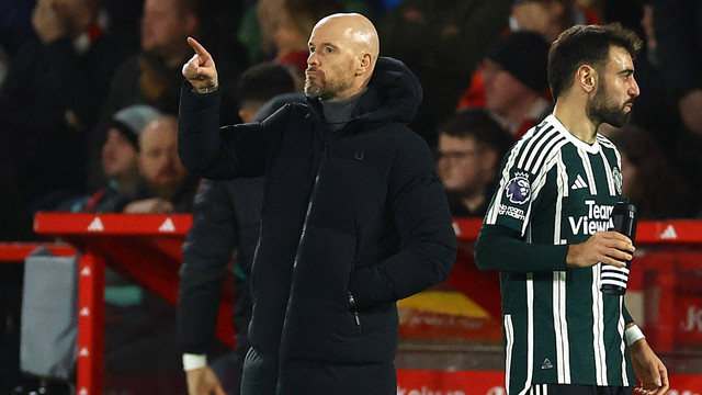 Erik ten Hag dan Bruno Fernandes saat laga Nottingham Forest vs Manchester United dalam lanjutan Liga Inggris di Stadion City Ground pada Minggu (31/12) dini hari WIB. Foto: REUTERS/Molly Darlington