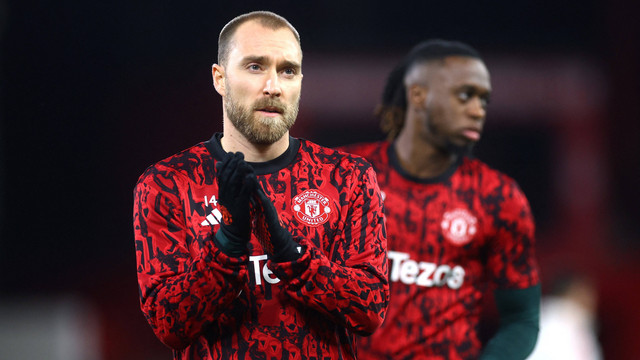 Christian Eriksen dan Aaron Wan-Bissaka sebelum laga Nottingham Forest vs Manchester United dalam lanjutan Liga Inggris di Stadion City Ground pada Minggu (31/12) dini hari WIB. Foto: Action Images via Reuters/Lee Smith