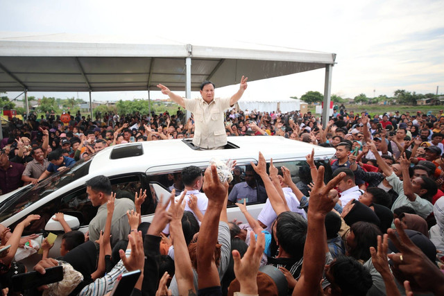 Capres nomor urut 02 Prabowo Subianto menyapa warga Cilincing, Jakarta Utara, Sabtu (30/12/2023). Foto: Dok. Istimewa