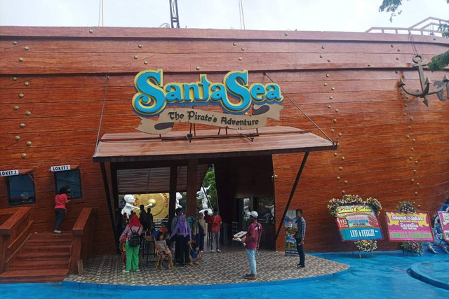 Pengungung melewati pintu masuk Santasea Waterpark di Sukabumi. Foto: Salmah Muslimah/kumparan
