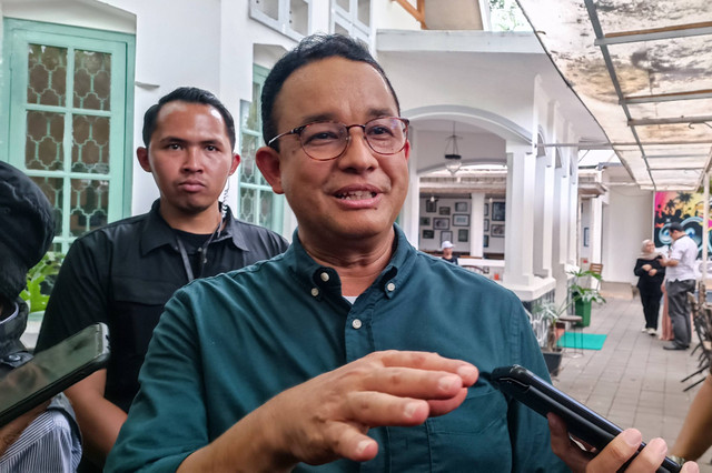 Capres nomor urut 01 Anies Baswedan saat di Legend Coffee ,Yogyakarta, Minggu (31/12/2023). Foto: Arfiansyah Panji Purnandaru/kumparan