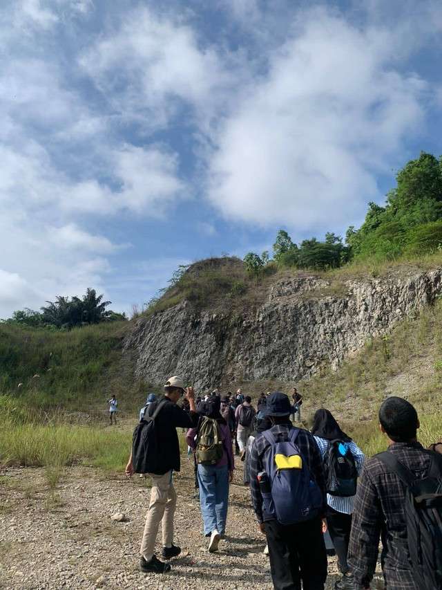 Ditemukannya Batugamping di lokasi penelitian fieldtrip Mahasiswa Teknik Geologi Universitas Muhammadiyah Kalimantan Timur