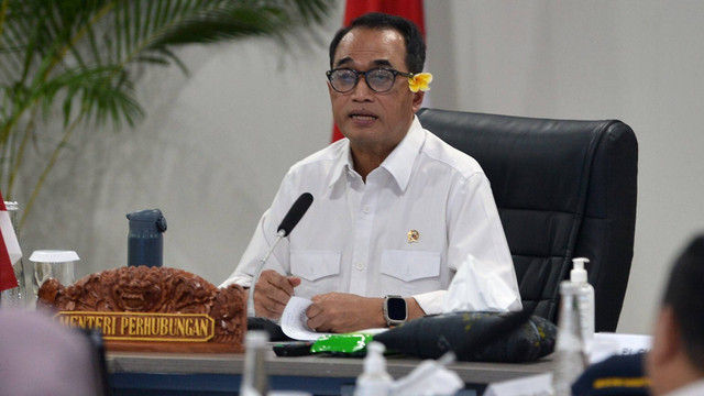 Menteri Perhubungan (Menhub) Budi Karya Sumadi memimpin rapat koordinasi di Kantor Otoritas Bandara Wilayah IV, Badung, Bali, Minggu (31/12/2023). Foto: Fikri Yusuf/Antara Foto