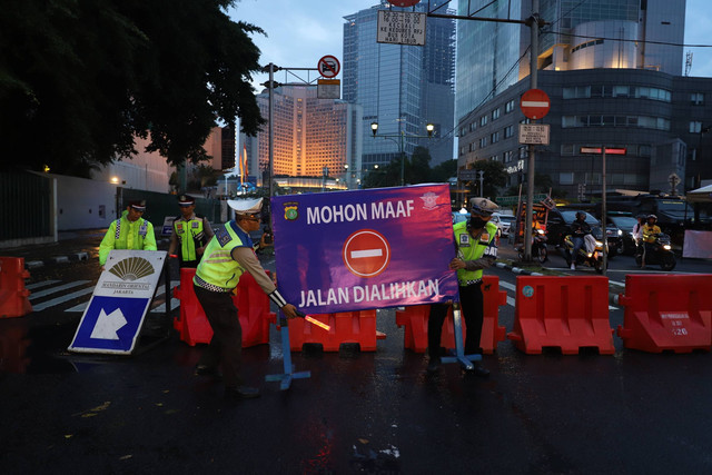 Petugas kepolisian melakukan penjagaan di lokasi perayaan tahun baru di kawasan Bundaran HI, Minggu (31/12/2023). Foto: Iqbal Firdaus/kumparan