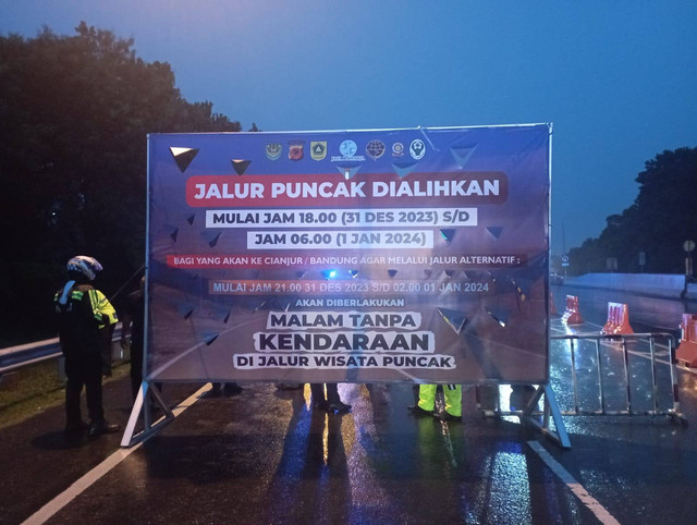 Polisi tutup jalur Puncak jelang malam pergantian tahun. Foto: kumparan