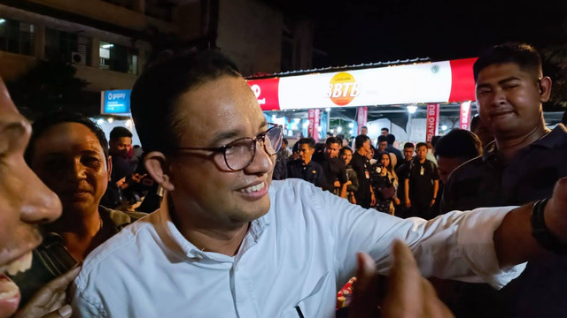 Capres nomor urut 01 Anies Baswedan menghabiskan malam pergantian tahun di Jalan Malioboro, Kota Yogyakarta, Minggu (31/12/2023). Foto: Arfiansyah Panji/kumparan