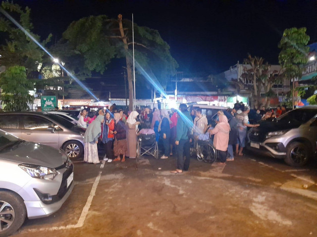 Pasien RSUD Sumedang dievakuasi karena gempa. Foto: Basarnas