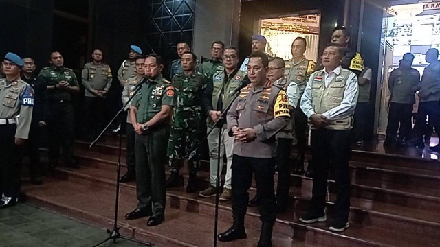 Kapolri Listyo Sigit Prabowo dan Panglima TNI Agus Subiyanto melakukan wawancara usai monitoring keamanan via CCTV di Gedung Promoter Polda Metro Jaya, Jakarta, Minggu (31/12/2023). Foto: Fadlan Nuril Fahmi/kumparan