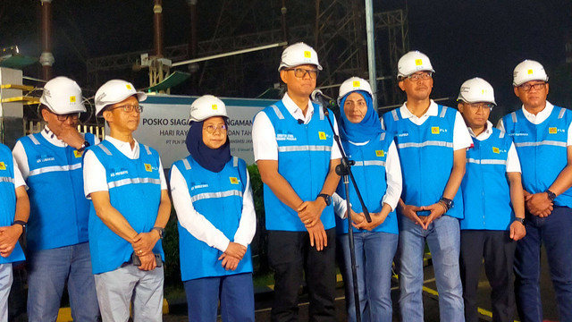 Direktur Utama PT PLN (Persero), Darmawan Prasodjo dalam Posko Siaga Suplai Pengamanan Kelistrikan Hari Raya Natal 2023 dan Tahun Baru 2024, Minggu (31/12/2023). Foto: Ghinaa Rahmatika/kumparan