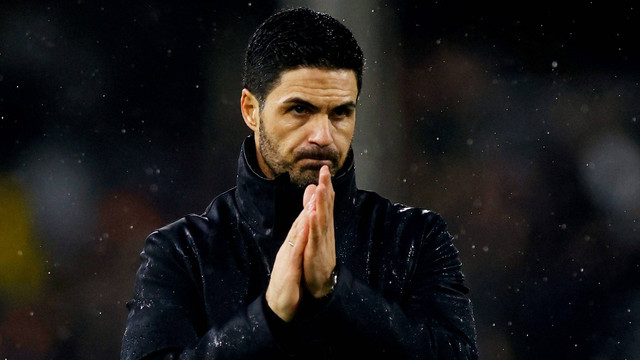 Mikel Arteta usai laga Fulham vs Arsenal dalam pekan ke-20 Liga Inggris 2023/24 di Stadion Craven Cottage pada Minggu (31/12) malam WIB. Foto: Action Images via Reuters/Peter Cziborra