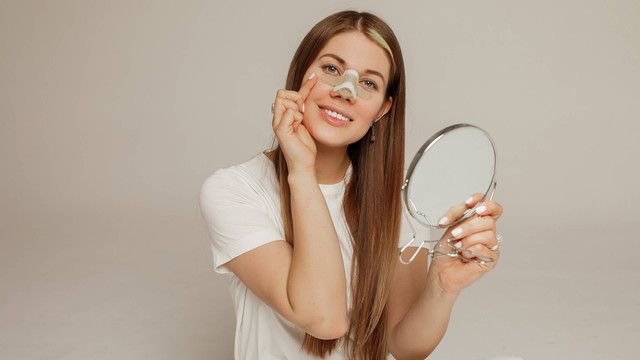 Tren nose taping dianggap bikin hidung lebih mancung. Foto: Iuliia Fadeeva/Shutterstock