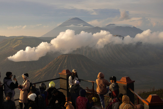Sejumlah wisatawan melihat suasana Gunung Bromo di Kawasan Taman Nasional Bromo Tengger Semeru (TNBTS), Pasuruan, Jawa Timur, Senin (1/1/2024). Foto: ANTARA FOTO/Irfan Sumanjaya