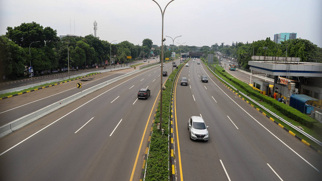 Suasana di tol Jagorawi tampak sepi saat libur tahun baru 2024, Senin (1/1/2024). Foto: Iqbal Firdaus/kumparan
