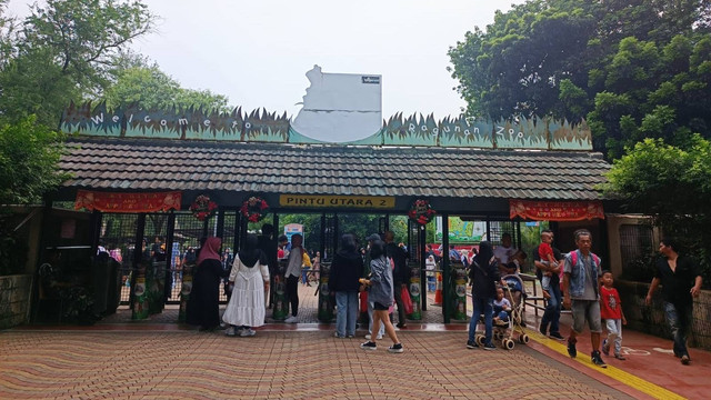 Situasi pintu masuk Taman Margasatwa Ragunan (TMR), Senin (1/1/2024). Foto: Hedi/kumparan