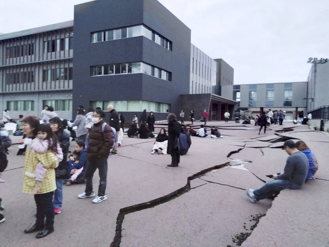 Retakan jalan akibat gempa terlihat di Wajima, prefektur Ishikawa, Jepang 1 Januari 2024. Foto: Kyodo/via REUTERS