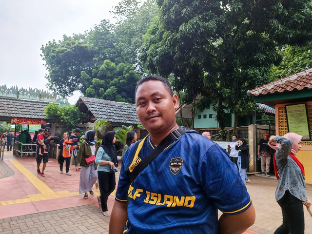 Warsito salah satu pengunjung Ragunan yang terjebak macet, Senin (1/12024). Foto: Hedi/kumparan