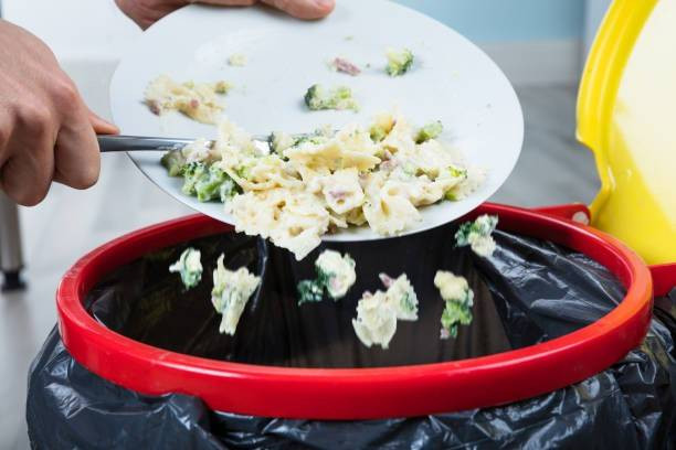 Ilustrasi makanan tak habis kemudin dibuang ke tempat sampah. Sumber: Istockphoto.com