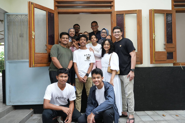 Capres 01 Anies Baswedan bersama keluarga mengunjungi rumah kakeknya, Abdurrahman Baswedan atau AR Baswedan di Taman Yuwono No. 19 Jalan Dagen, Yogyakarta, Senin (1/1/2024). Foto: Dok. Istimewa