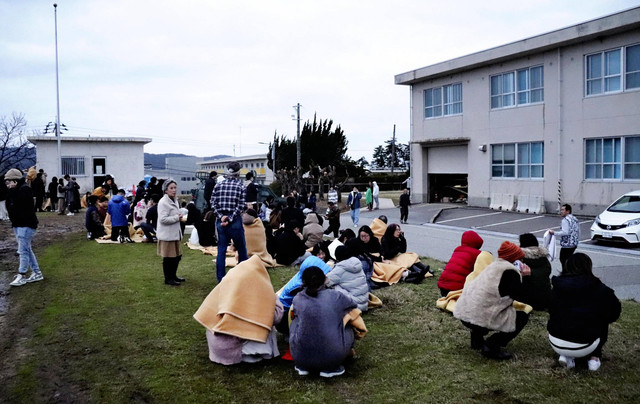Warga keluar rumah usai gempa di kota Wajima, prefektur Ishikawa, Senin (1/1/2024). Foto: Yusuke Fukuhara/ Yomiuri Shimbun / AFP