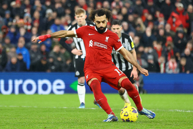 Pemain Liverpool Mohamed Salah mencetak gol ke gawang Newcastle pada pertandingan Liga Inggris di Anfield, Liverpool, Inggris, Selasa (2/1/2024). Foto: Carl Recine/REUTERS