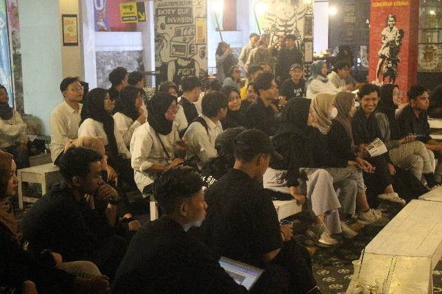 Mahasiswa IK UMY dalam kegiatan di Yogyatorium (28/12/23). Dok: Pribadi