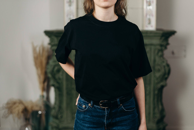 Ilustrasi Inspirasi Warna Celana yang Cocok untuk Baju Hitam. (Sumber: Pexels)