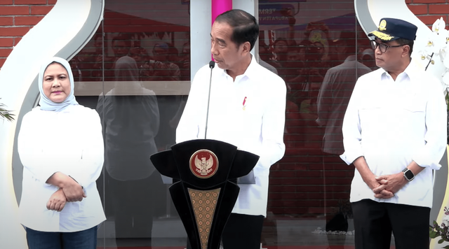 Ibu Iriana  mendampingi Presiden Jokowi meresmikan Terminal Purworejo, Mendolo, Purboyo dan Patria, Purworejo, Jateng, pada Senin,  2 Januari 2024. Hadir juga Menhub Budi Karya. Foto: Dok YouTube Setpres