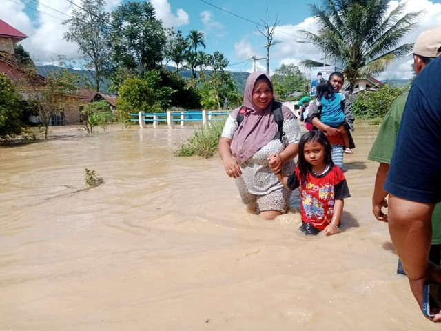 Warga Kecamatan Hamparan Rawang, Sungai Penuh terpaksa pindah ke pngungsian/Karang Taruna Dayang Indah