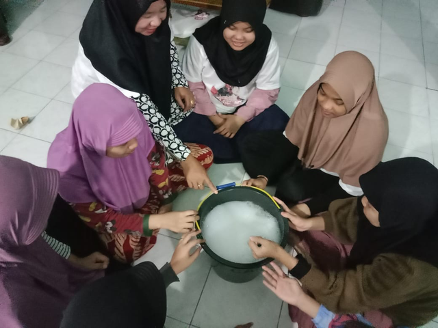 Ampera SandiUno For Ganjar gelar pelatihan membuat sabun cuci piring bersama warga di Kecamatan Seberang Ulu II, Kota Palembang, Sumatera Selatan, Rabu (27/12/2023). Foto: Dok. Istimewa